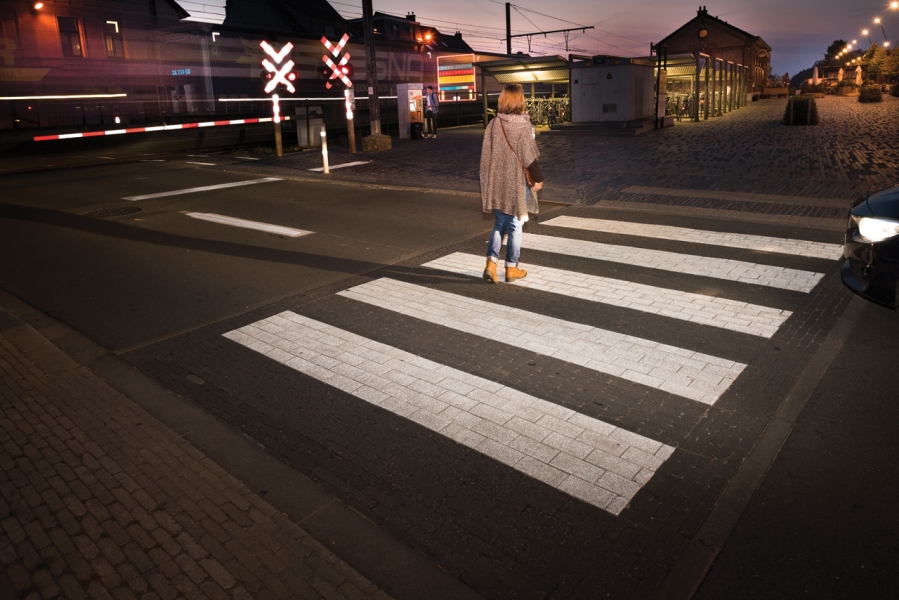 Lichtreflecterend zebrapad stationsomgeving Berlaar