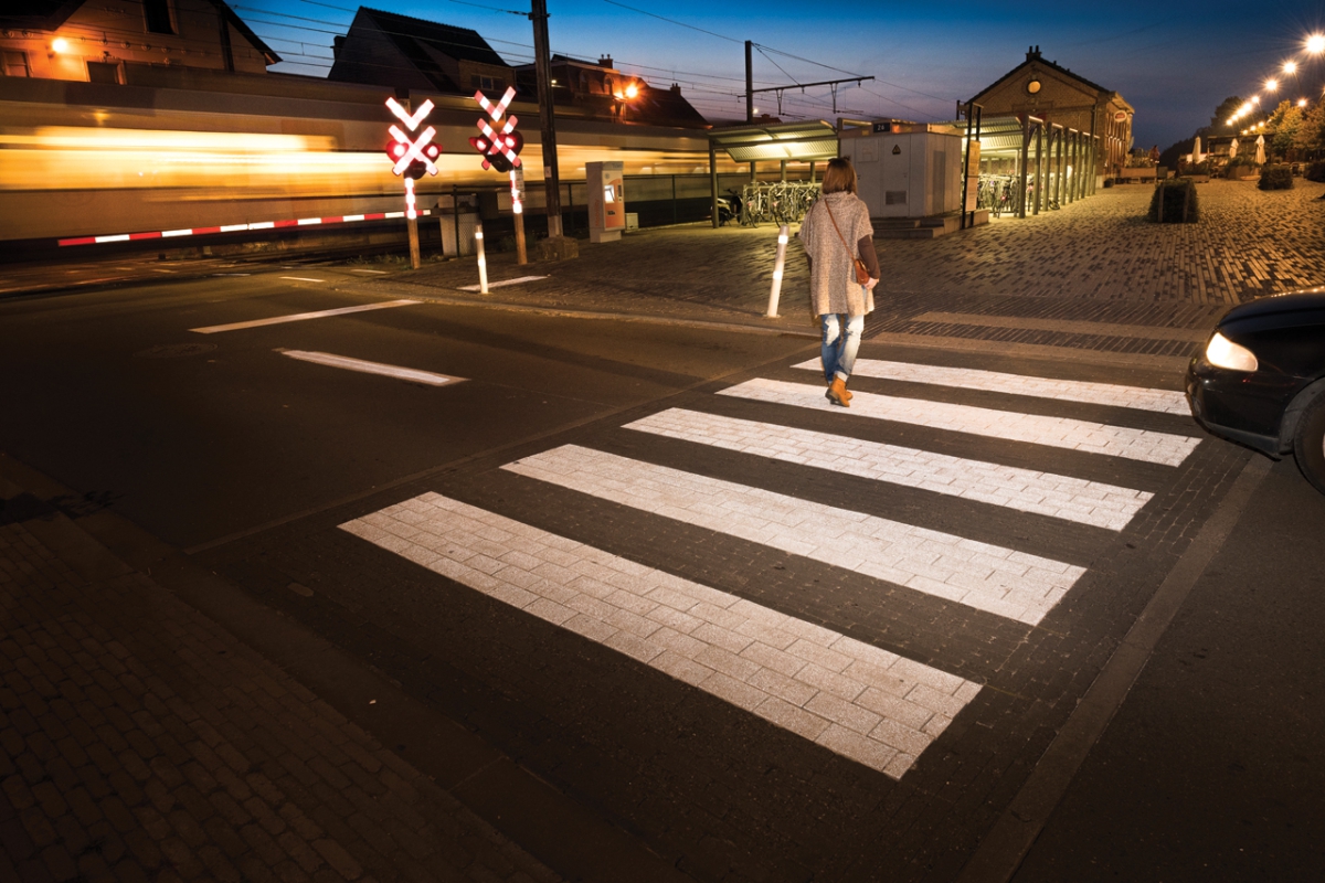 Lichtreflecterend zebrapad stationsomgeving Berlaar