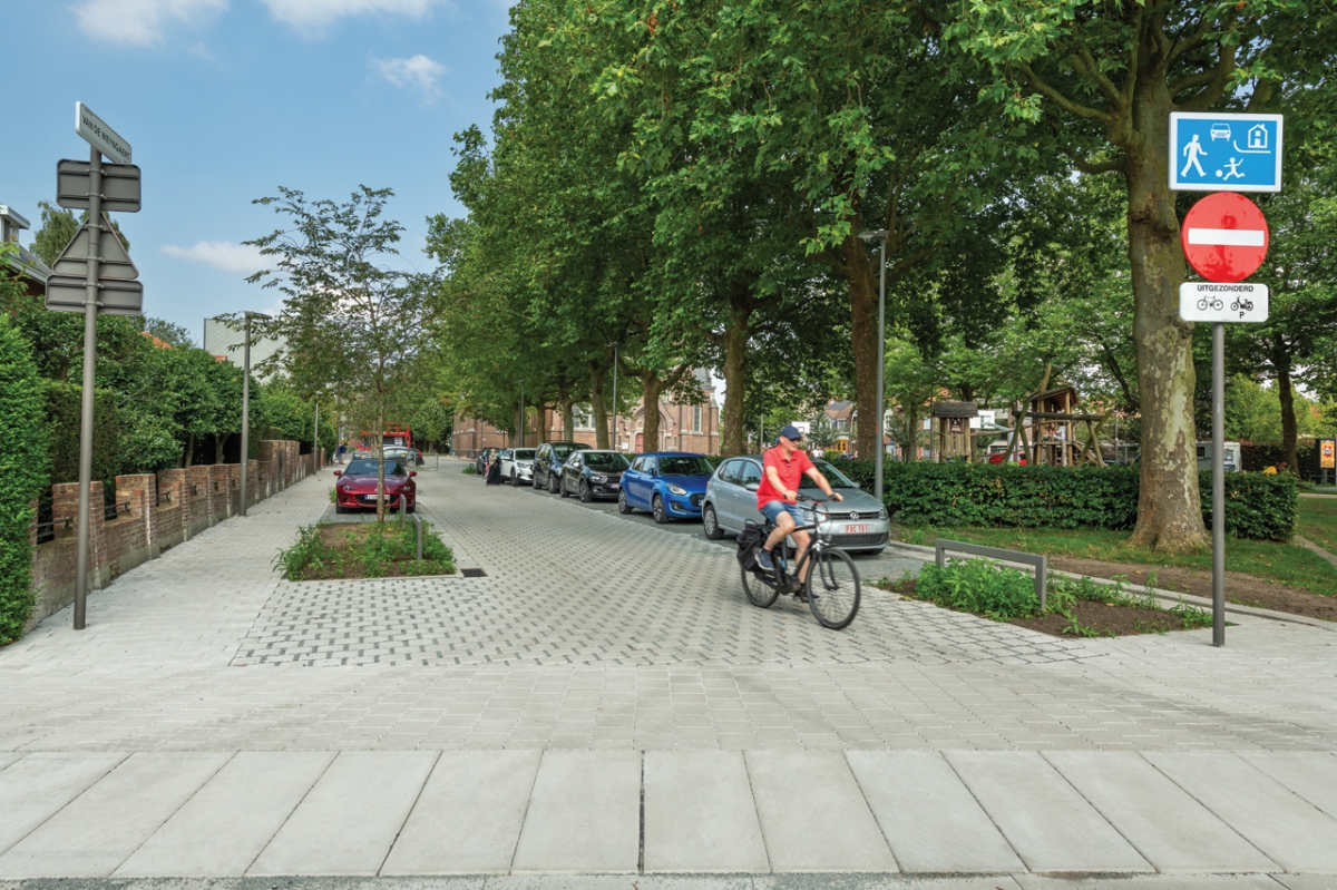 Heraanleg Leo Vermandellei en Van de Weyngaertplein Ekeren